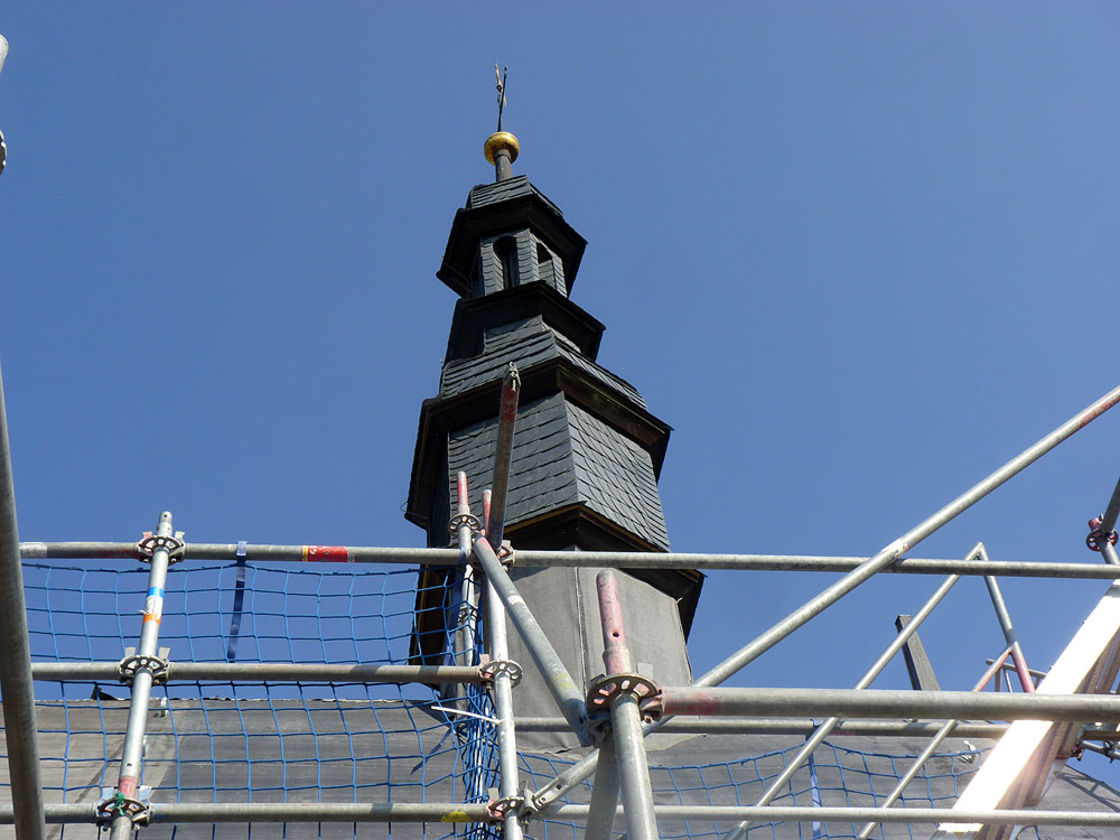 Dacharbeiten an St. Crescentius (Foto: Karl-Franz Thiede)